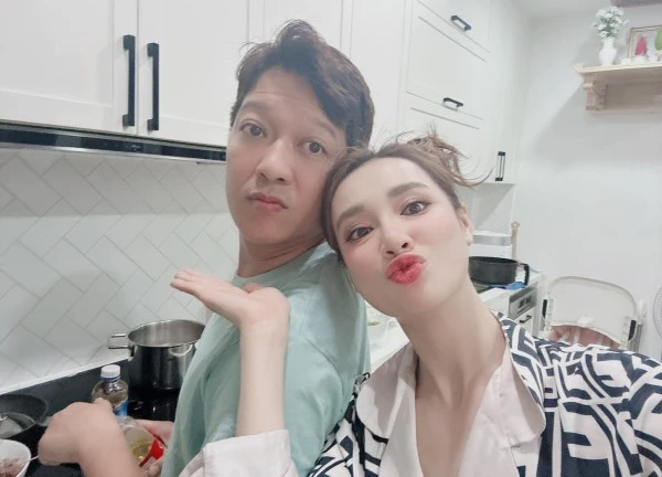 Đang mải "tám" trên livestream, Nhã Phương phải tắt vội vì 1 câu nói của Trường Giang