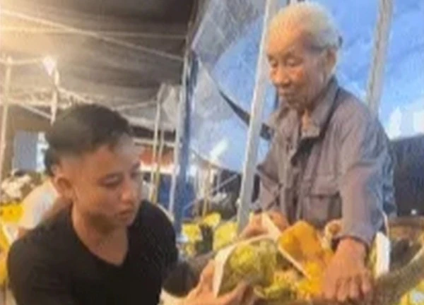 Cụ bà bán trái cây mời không ai mua, chàng trai xăm trổ làm điều bất ngờ