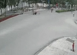 Thót tim khoảnh khắc nam sinh lớp 10 chạy xe máy tông vào cụ ông đi xe đạp ở Thanh Hoá: Camera an ninh ghi lại gì?