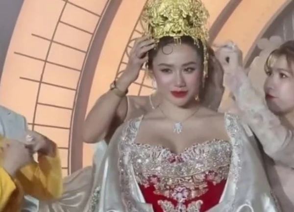 Cô dâu Việt đội vương miện, cầm hoa cưới bằng vàng bị so sánh với tỷ tỷ xứ Trung, đáp trả "tôi không bận tâm"