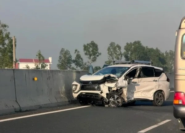 Tai nạn liên hoàn trên cao tốc Hà Nội - Hải Phòng, nhiều ô tô biến dạng