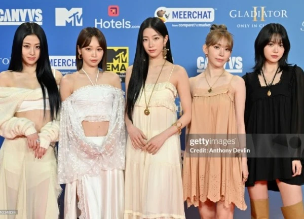 Trơ mặt hát nhép 90%, "nhóm nữ bị ghét nhất Kpop" vẫn cứu cả lễ trao giải EMAs nhờ màn đọ sắc nóng bỏng với Tyla trên thảm đỏ