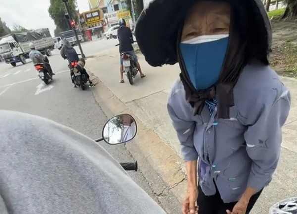 Clip bà cụ ăn xin ở Bình Dương rút tờ tiền trên tay chàng trai khiến hơn 5 triệu người dừng lại xem: "Tôi không ngờ"