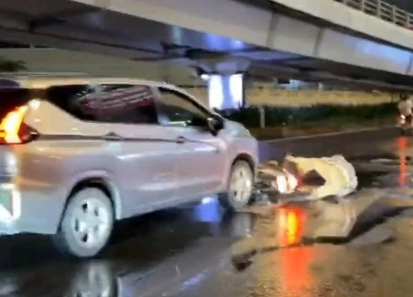 TP.HCM: Sau ta.i nạ.n, tài xế xe máy đậ.p bể kính ô tô