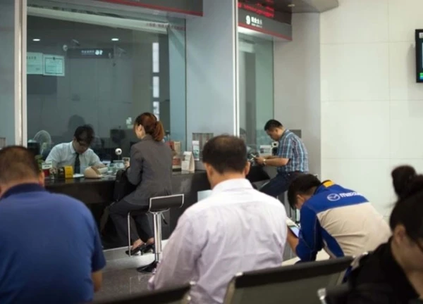 Nữ sinh nhận được 40 triệu đồng tiền chuyển khoản nhầm, định trả lại người mất thì nhân viên ngân hàng ngăn cản, còn cảnh báo nguy hiểm