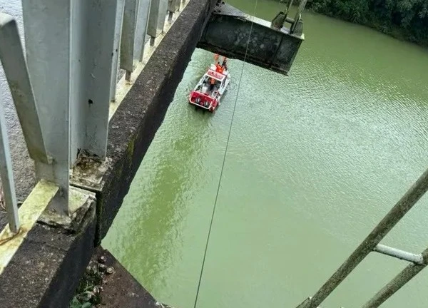 Hiện trường tìm kiếm 2 người mất tích trên xe rác rơi xuống sông Bình Thành