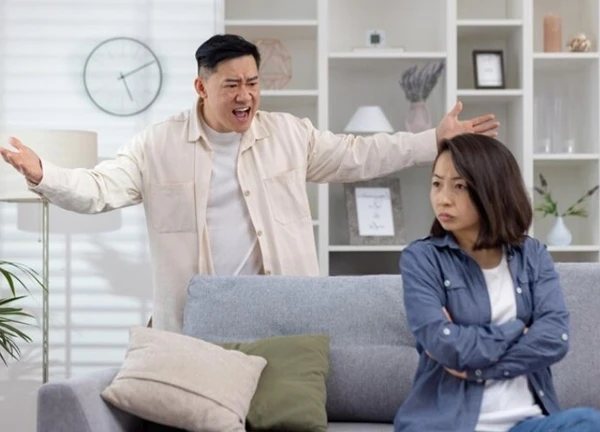 Lương chồng 12 triệu/tháng mà ép vợ nghỉ việc, tôi đưa ra cuốn sổ tiết kiệm 2 tỷ và sổ đỏ nhà đất khiến anh xám ngoét mặt mày