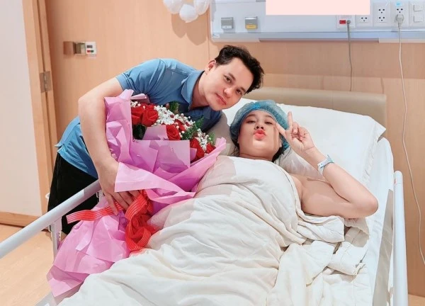 Hồ Bích Trâm thông báo đã sinh con thứ 2, còn rủ rê bác sĩ làm ngay 1 việc khó ai ngờ!