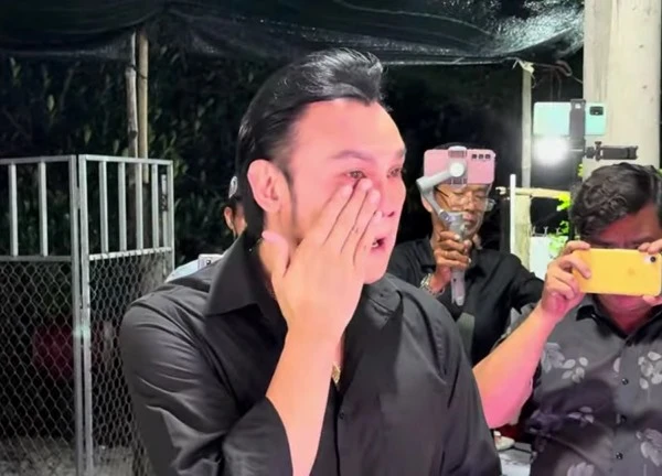 NSƯT Kim Tiểu Long bật khóc: "Suýt nữa là tôi về Mỹ mất rồi, không thể nào quay lại được"