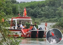 Garbage truck falls into Huong River: video records puzzling details, no one in cabin