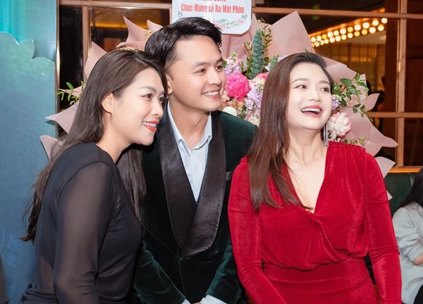 Kiều Anh xinh đẹp hội ngộ dàn diễn viên 'Phía trước là bầu trời' sau 23 năm