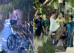 Viet Phuong Thoa cried, pushed the wheelchair with her father into the wedding aisle.