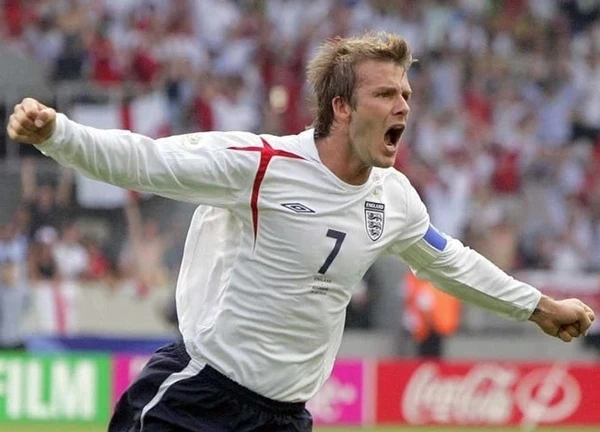Cầu thủ bóng đá làm điều không ngờ với bát súp trong bữa tiệc của Beckham