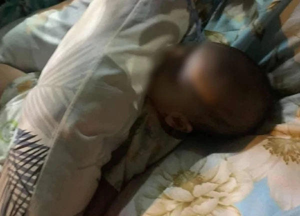 Đôi vợ chồng sững sờ khi bước lên xe công nghệ thì thấy ngoài bác tài còn có một em bé 6 tháng tuổi đang trong tình trạng khó tin