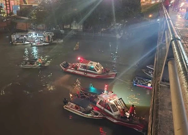 Ô tô 7 chỗ tông sập lan can cầu Đồng Nai rơi xuống sông mất tích