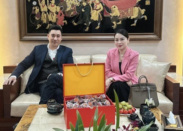 Hằng Túi khoe bạn trai tặng rương vàng ngày tết, dân tình bật ngửa nghe số "cây"