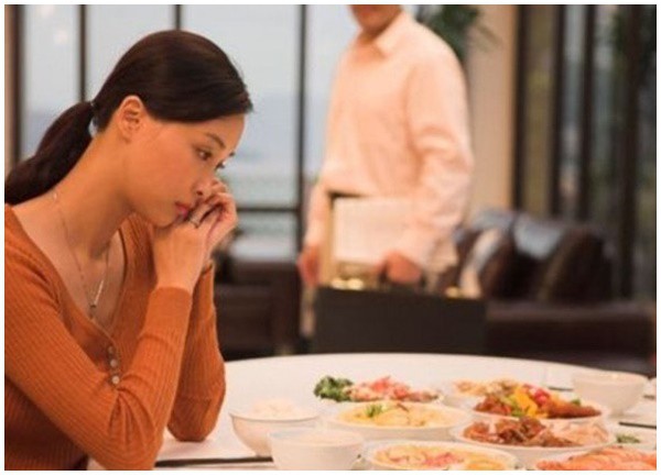 Nhìn mâm cỗ bị mẹ chồng chia đôi với 2 phần hoàn toàn khác biệt mà nước mắt tôi ứa ra