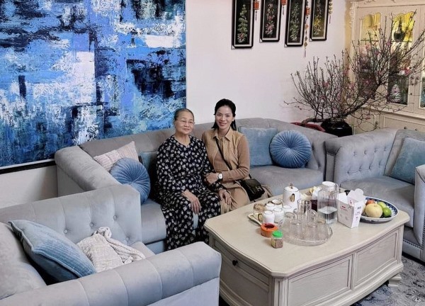 Sao Việt 6/2: Trấn Thành khoe ảnh hồi nhỏ, Lệ Quyên tặng mẹ quà 'khủng' dịp Tết