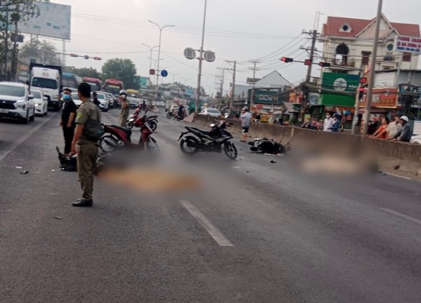 Hai xe máy va chạm trên quốc lộ 51, 2 người tử vong