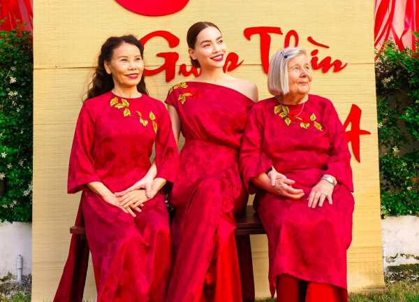 Hồ Ngọc Hà khoe ảnh diện áo dài Tết cùng mẹ chồng Tây, con dâu tinh tế thế này bảo sao được quý