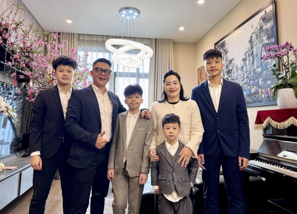 BTV Quang Minh hạnh phúc bên vợ và 4 con, vợ chồng Trọng Tấn tình tứ