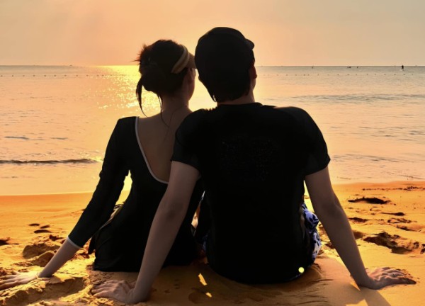 Hoa hậu Đặng Thu Thảo khoe ảnh tình tứ cùng ông xã nhưng netizen lại xuýt xoa vòng eo của mẹ 2 con