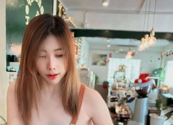 "Thả rông" mặc tạp dề bán cà phê, gái xinh nhận ánh mắt "dòm ngó" từ người đi đường, cánh mày râu rần rần