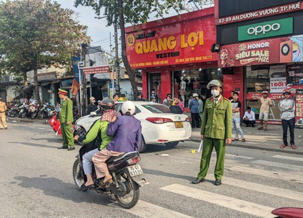 Xe taxi tông nhiều xe máy, xe đạp ở giao lộ có đèn đỏ