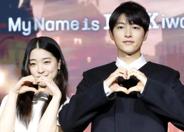 Song Joong Ki khoe nhan sắc đỉnh cao ở họp báo phim mới, cực đẹp đôi bên "tình màn ảnh" kém 11 tuổi