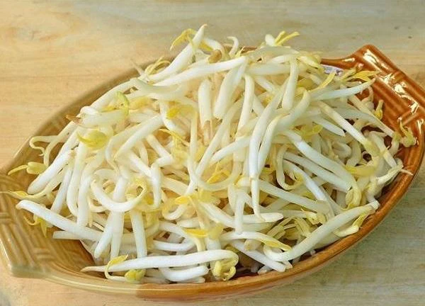 Hai cơ sở dùng chất cấm làm hàng tạ giá đỗ mỗi ngày
