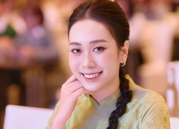 Miss Peace Vietnam - Ban Mai diện áo dài khoe nhan sắc rạng rỡ tuổi 24