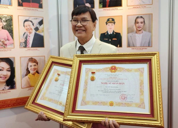 NSND Thanh Điền: 'Tôi mang bằng khen NSND đặt lên tủ thờ của Thanh Kim Huệ'