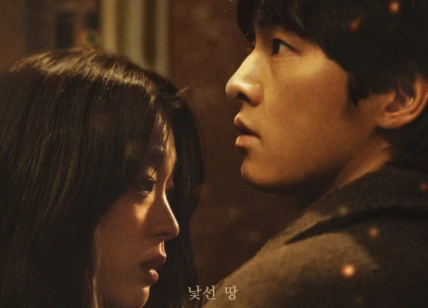 Review phim hot "Tên tôi là Loh Kiwan": Song Joong Ki và "tình mới" đều quá xuất sắc!