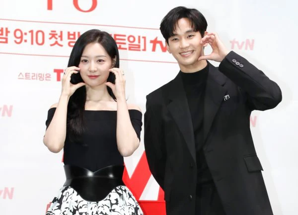 Kim Ji Won sánh đôi Kim Soo Hyun tạo khung hình visual "tràn màn hình" gây bão mạng