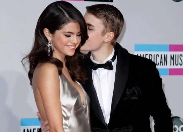 Selena Gomez vẫn vương vấn Justin Bieber khi làm hành động này dưới video cũ của cả hai?