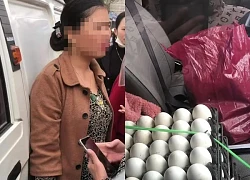 The woman selling eggs was "thrown" into the car with a bag of 1.2 billion, and was incensed when she found out the owner