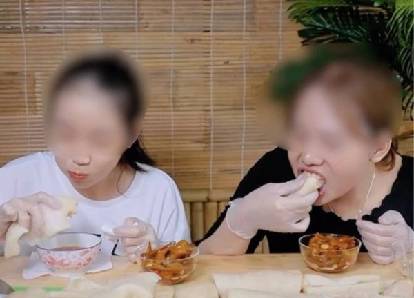 Sợ hãi màn mukbang 4kg mỡ heo của bé Mai, CĐM nhăn mặt, rợn người chê kém duyên