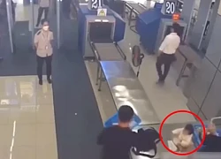 Heart-stopping moment the female employee rushed to save the baby, the parents' attitude caused controversy