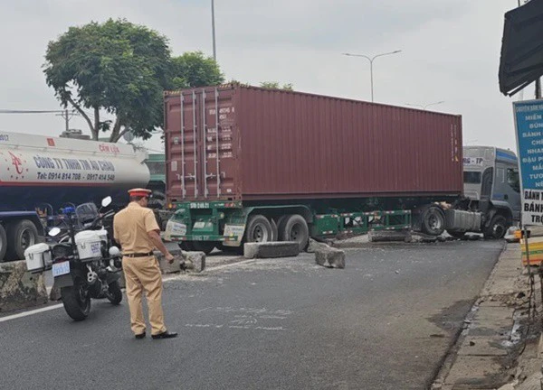 TP.HCM: Container tông dải phân cách, nhiều người thoát khỏi "tử thần" gang tấc