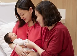 Lan Phuong had worrying problems after giving birth and still took care of her child without asking her biological mother