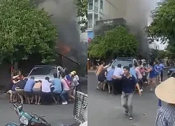 The café caught fire violently, nearly 20 people joined forces to "rescue" cars from the fire