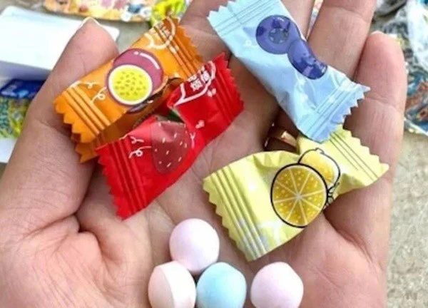 Lam Dong: 30 students hospitalized for eating unknown candy in front of school gate