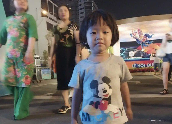 2 bé mất tích ở phố đi bộ Nguyễn Huệ: Camera xác định xuất hiện người lạ