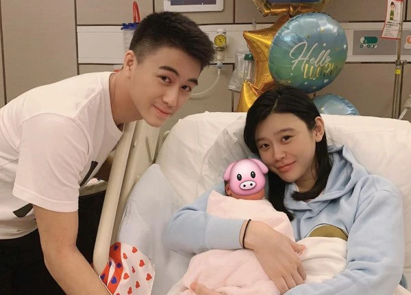 Siêu mẫu Hề Mộng Dao và Hà Du Quân cãi nhau ngoài đường, netizen nhận xét: 1 người nóng, 1 người dỗ dành