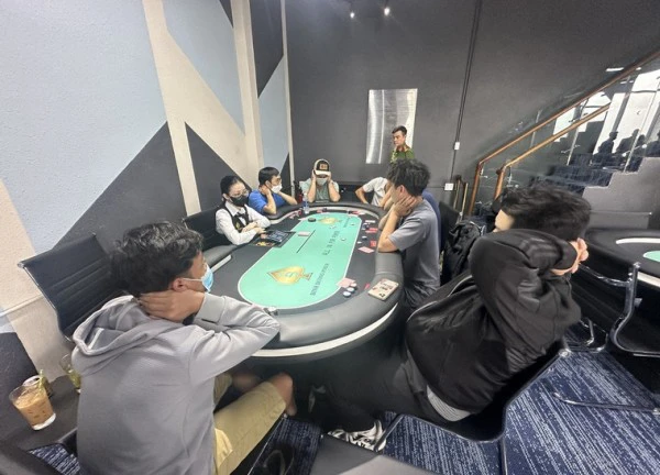Chơi bài Poker thế nào để không sa vào tội đánh bạc?