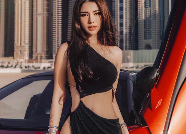 'Đứng ngồi không yên' khi ngắm body của DJ quyến rũ nhất Singapore