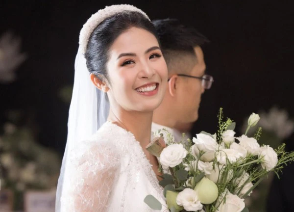 Hé lộ ảnh hiếm trong lễ dạm ngõ kín đáo của Hoa hậu Vbiz, 3 năm sau mới tổ chức đám cưới vì lý do này