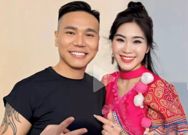 Hình ảnh ca sĩ Châu Việt Cường biểu diễn trong trại giam sau khi lĩnh án 13 năm tù vì tội giết người
