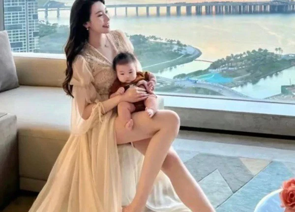Hot mom nổi tiếng sinh con xong vẫn sở hữu vóc dáng đẹp hoàn mỹ