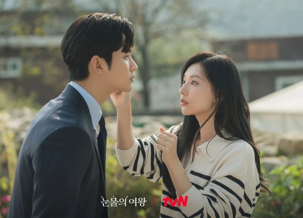 Ồn ào Kim Soo Hyun tranh giải Thị đế, Kim Ji Won 'trượt' đề cử Baeksang